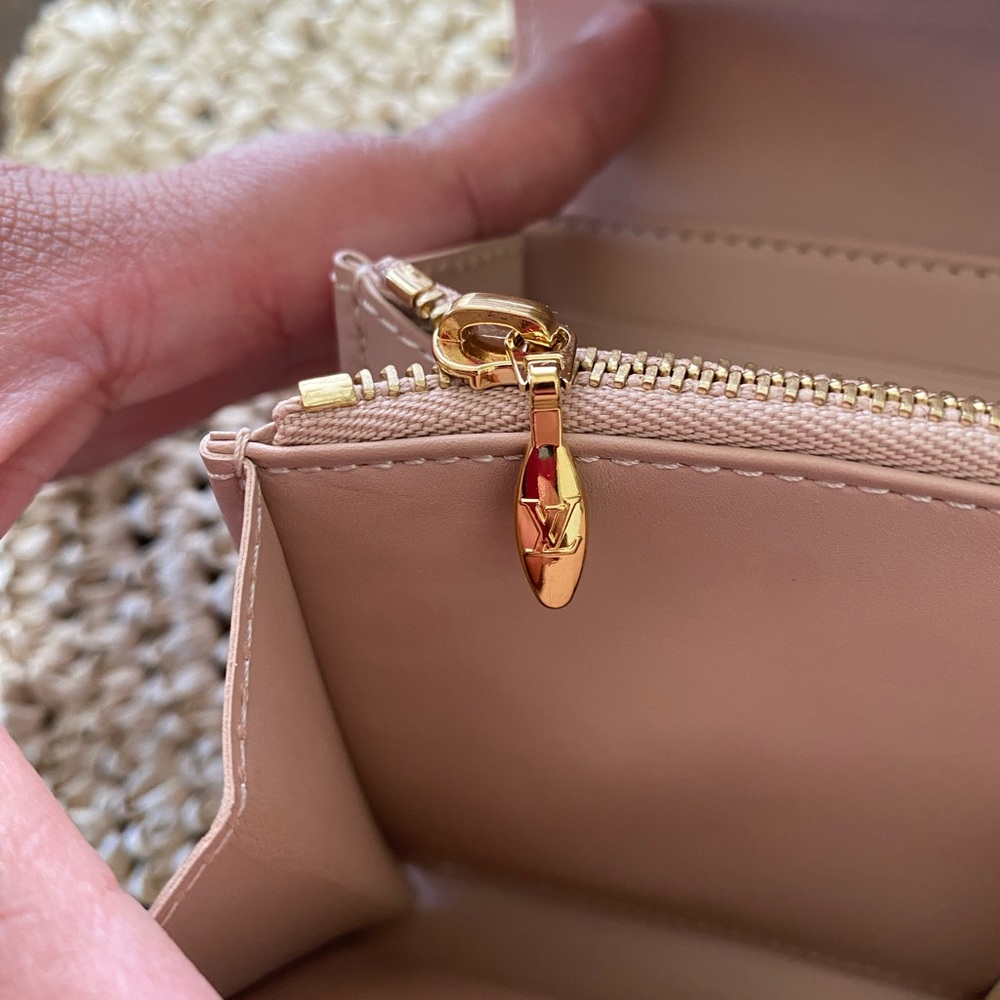 Louis Vuitton Nude Patent Vernis Monogram Long Wallet with Gold Snap - Picture 5 of 9